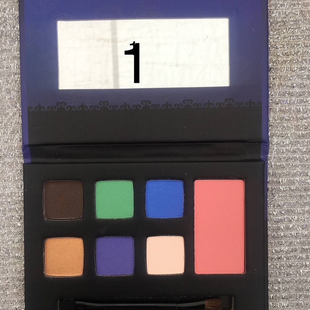 New Bissu Makeul pallet 6 Eyeshadows 1 Blush